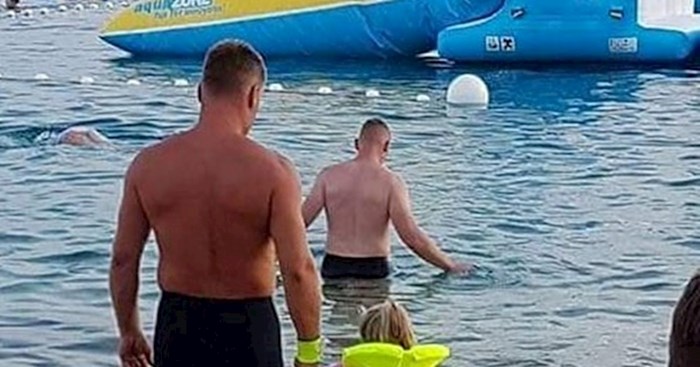 "Ovo dijete neće ni dotaknuti vodu": Netko je na plaži slikao što se dogodi kad roditelji postanu preoprezni