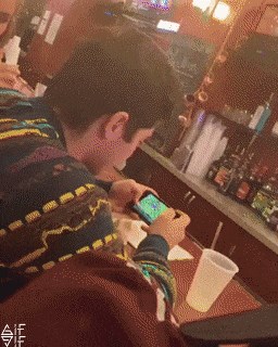 Mladić je s djevojkom otišao na piće pa gadno zaribao, njena reakcija govori sve