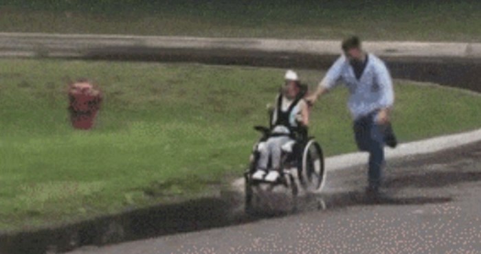 Možda je vezana za invalidska kolica, no djetinjstvo joj uz ovakvog tatu neće biti dosadno