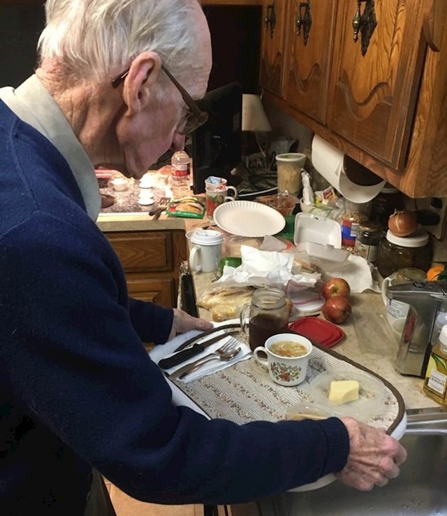 92-godišnji djed 91-godišnjoj baki donosi večeru u krevet svake večeri.