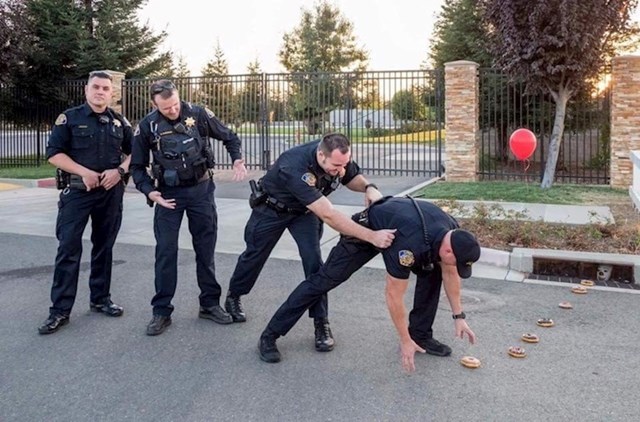 Tko kaže da policajci nemaju smisao za humor?