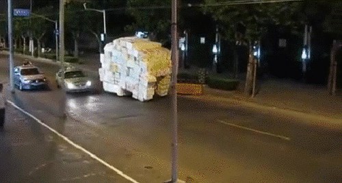 Čovjek je pretovario svoje vozilo pa napravio cirkus na cesti