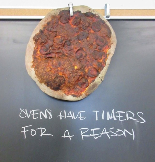 "Naš profesor iz kuhanja je objesio ovu pizzu na ploču i napisao: Pećnice s razlogom imaju vremenske brojače."