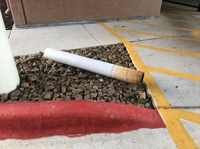 Ovaj srušeni stup izgleda kao ogromna cigareta.