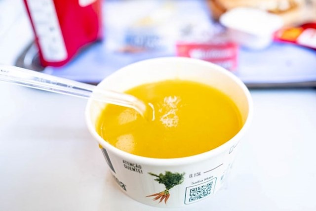 "Nakon što sam čitao o McDonald'sovim portugalskim juhama, odlučio sam isprobati jednu. Čini se da je Creme de Legumes bila od gnječene bundeve, pomalo dosadno."