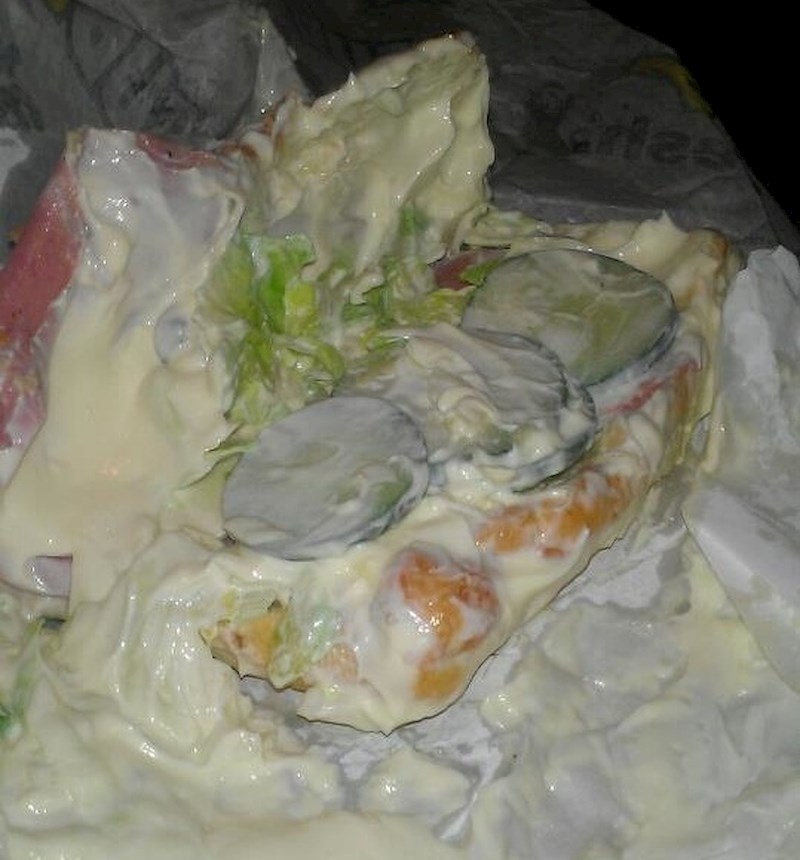 Ova osoba je dobila malo previše majoneze u svom sendviču.