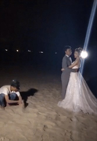 Mladić je bacao pijesak oko novopečenog bračnog para, kad vidite razlog ostat ćete oduševljeni