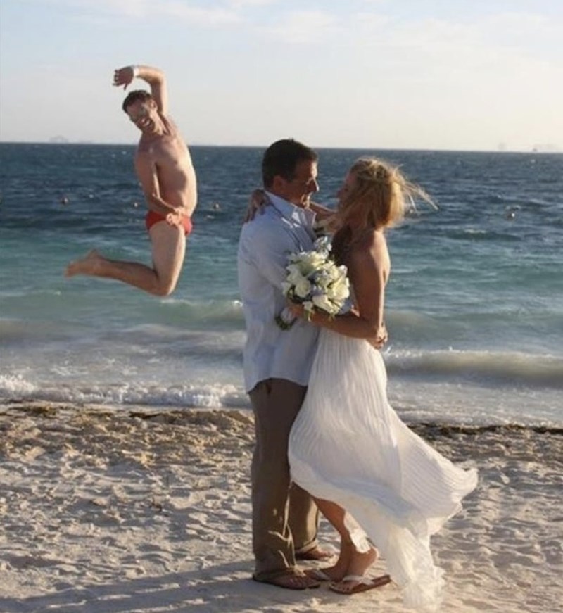 I ovo je također trebalo biti romantično slikanje, no jedan lik s plaže je bio protiv toga. :D