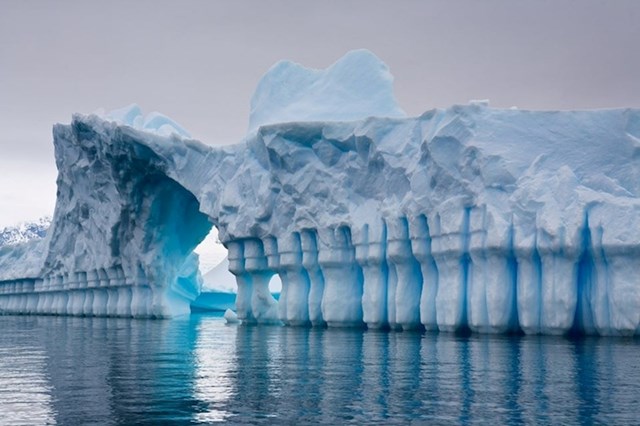 Ovaj ledenjak izgleda kao antički hram sa stupovima i velikim ulazom.