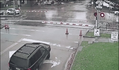 Pametnjakoviću se nije čekalo na pružnom prijelazu, no to mu se obilo o glavu dok je zaobilazio rampu