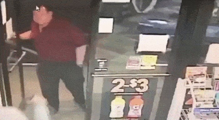 Bizarna snimka iz supermarketa prikazuje lika kojeg naoružani pljačkaš nije nimalo zabrinuo