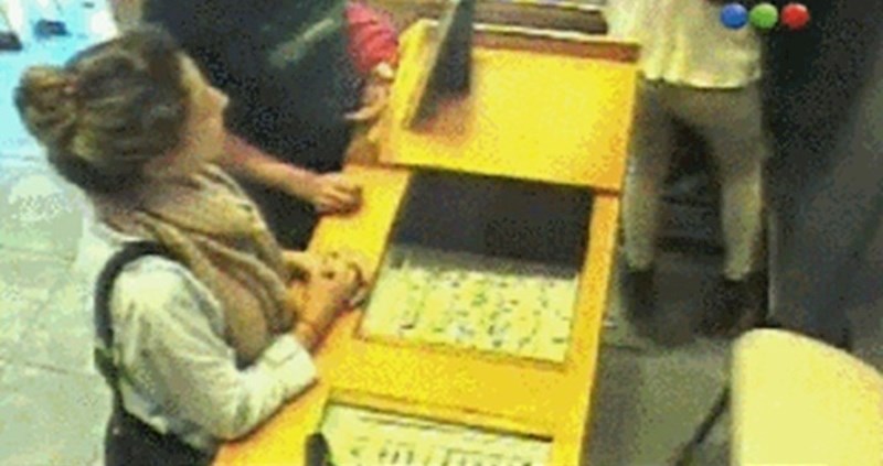 Nadzorna kamera je otkrila kako se ova žena nakrala nakita u zlatarnici, radnica ništa nije primijetila