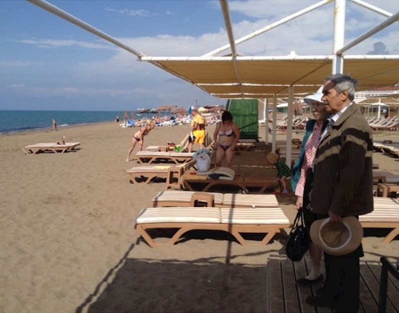 16 Stariji bračni par je prvi put otišao na more.