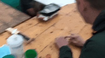 Grupa likova sjela oko stolova, puhala u novčić i izvela nešto za što ne biste vjerovali da je moguće