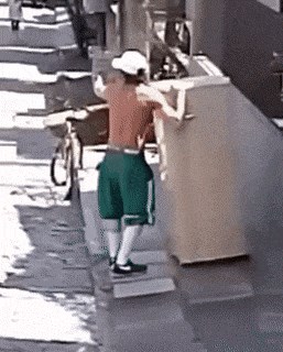 Ma tko kaže da se hladnjaci ne mogu prevoziti na biciklu? Pažljivo pogledajte što je izveo ovaj lik!