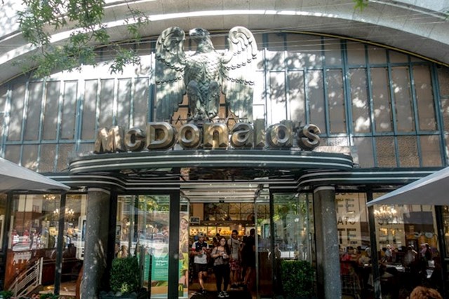 "Prva stvar koju primjećujete kad se približavate ulazu je ogromni brončani orao kojeg je napravio portugalski kipar Henrique Moreira. Kad je 1936. godine Cafe Imperial otvoren, imao je okretna vrata, no to je promijenjeno."