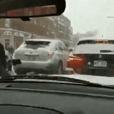 Na prvi pogled će vam izgledati kao uvod u svađu na cesti, no pogledajte što je ovaj vozač zapravo učinio