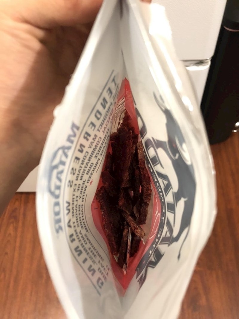 Otvorio je vrećicu sušene junetine, bila je poluprazna.