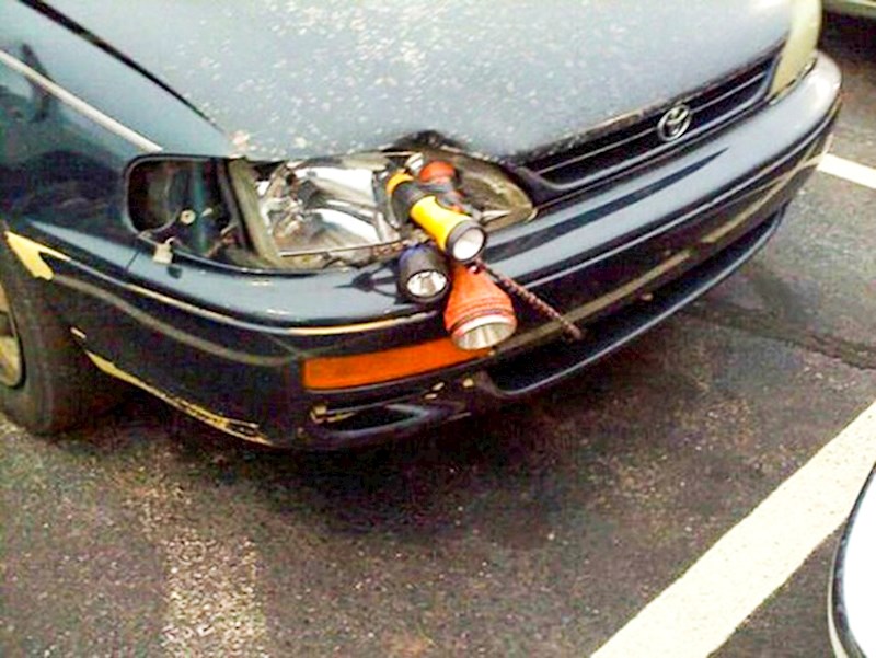 Prednje svjetlo mu je bilo razbijeno pa je pronašao privremeno rješenje.