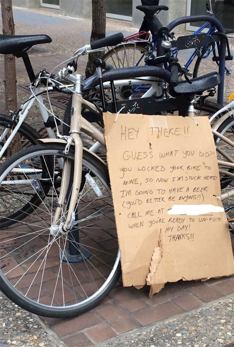 Netko je zaključao svoj bicikl na njegov pa nije mogao krenuti dalje.