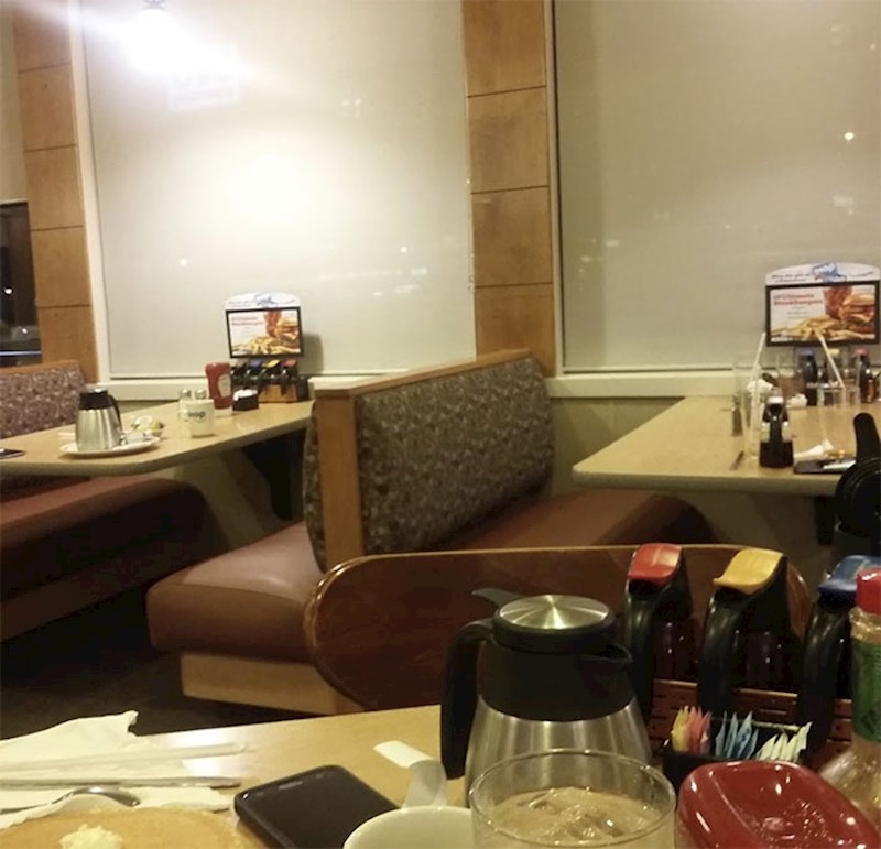 Neki stolovi su više od 3 sata stajali neočišćeni nakon što su gosti otišli.