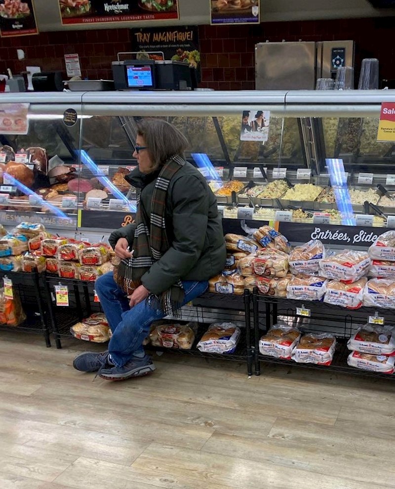 Ova žena je odlučila malo sjediti na pecivima.