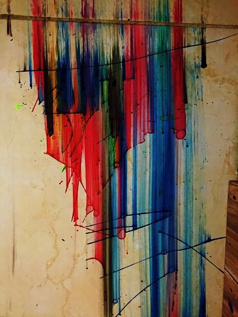 Kante s bojama su mu pale na pod i napravile umjetničku sliku...