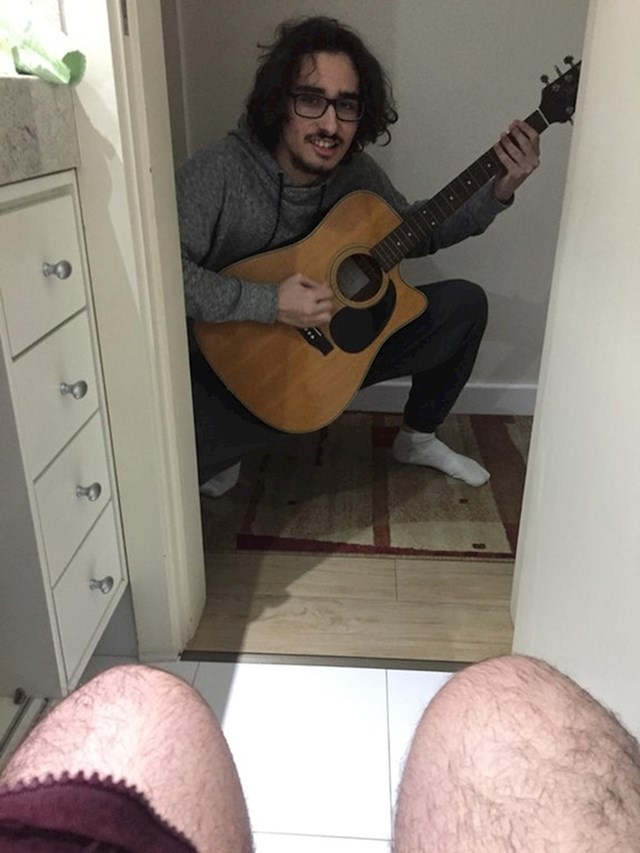 Otvorio je vrata WC-a i cimeru počeo svirati gitaru... Hm, čudno.