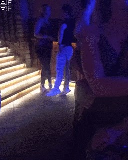 Vidjeli su da u noćnom klubu flerta s djevojkom, no onda su primijetili detalj koji ih je nasmijao