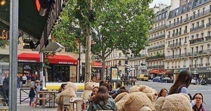 Pariški kafić je socijalno distanciranje riješio na genijalan način – pomoću plišanih medvjeda