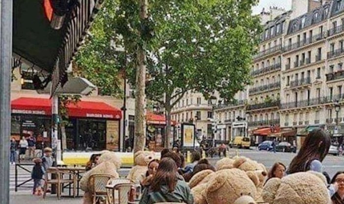 Pariški kafić je socijalno distanciranje riješio na genijalan način – pomoću plišanih medvjeda