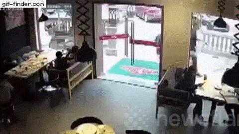 Stariji muškarac žurio kako bi ušao u restoran dok se vrata nisu zatvorila, a onda se dogodila mala nezgoda