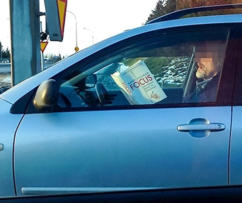 Nije se baš fokusirao na vožnju.