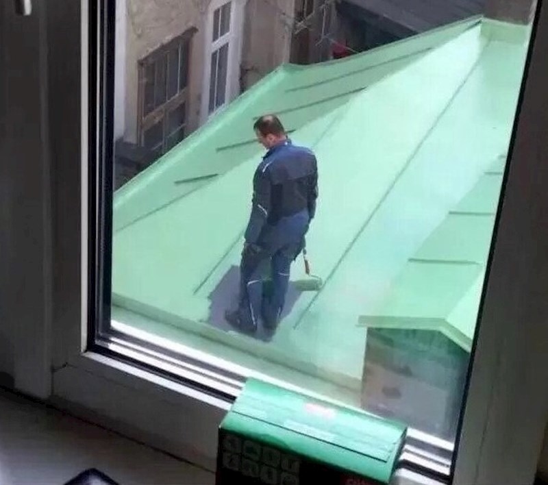 Krivim redoslijedom je farbao krov.