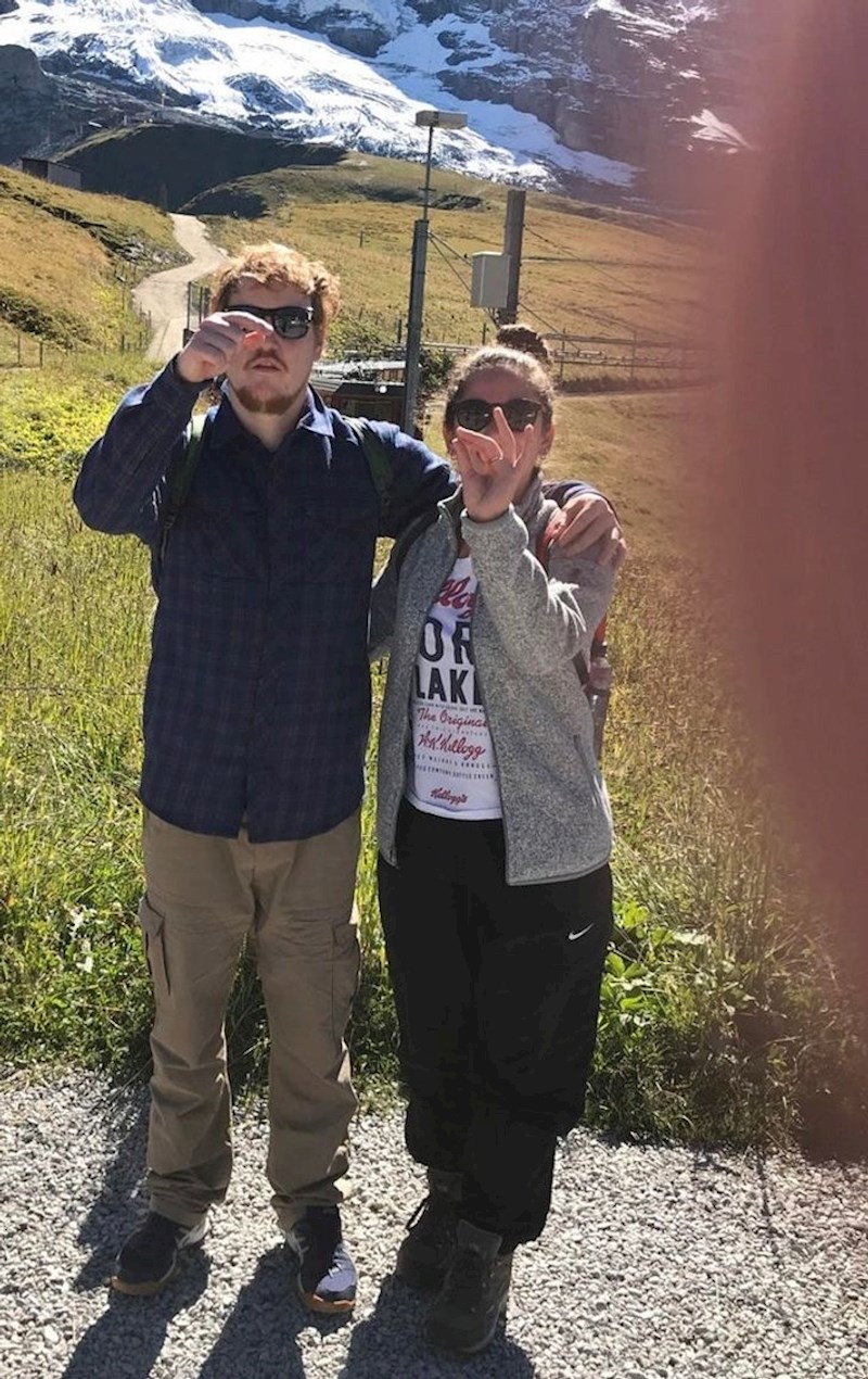 "Pokušavali smo objasniti 70-godišnjoj Švicarki kako da nas slika..."