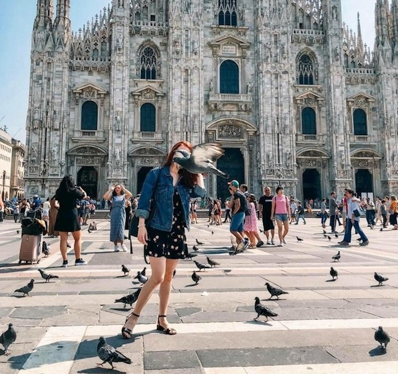 Htjela je da je zaručnik slika na prekrasnom trgu u Milanu. Učinio je to u najgorem mogućem trenutku, no fotka je baš zbog toga ispala još zanimljivija.