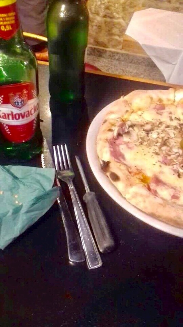Samo u Dalmaciji: U restoranu je naručio pizzu, uz pribor za jelo je dobio još nešto pogledajte što je slikao: