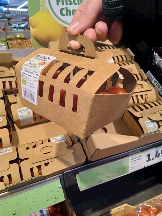 "Ovaj supermarket prodaje rajčice u malim kartonskim košaricama."