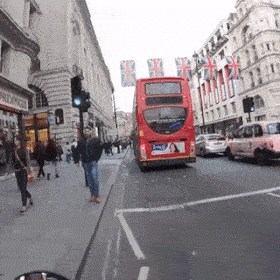 Ovako surađuju pravi vozači: Kulturno su propustili pješaka pa jedan drugome čestitali