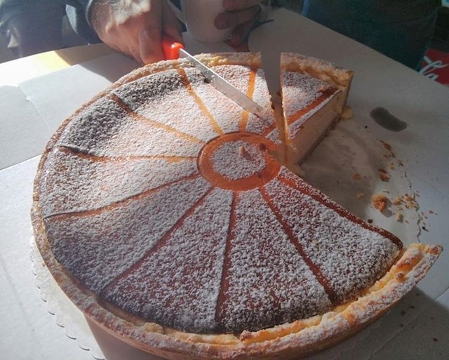 Zbog čega bi netko ovako rezao kolač??? 😐