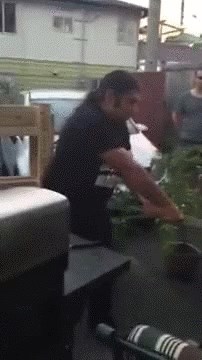 URNEBESAN PROMAŠAJ Htio je razrezati lubenicu na spektakularan način, no plan mu je propao