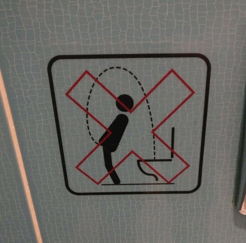 Zbog čega ne bi dozvolili ovakvo obavljanje nužde muškarcima koji uspiju izvesti ovakvu akrobaciju? :)