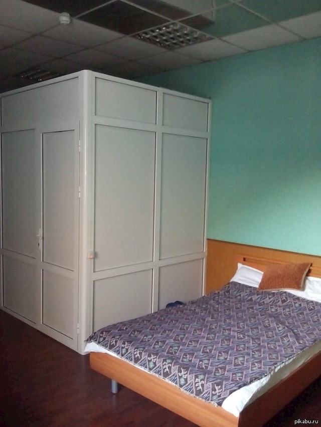 Ova hotelska soba imala je montažnu kupaonicu.