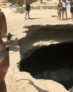 Ovaj pas zna uživati u moru, pogledajte što je učinio dok su ostali snimali!