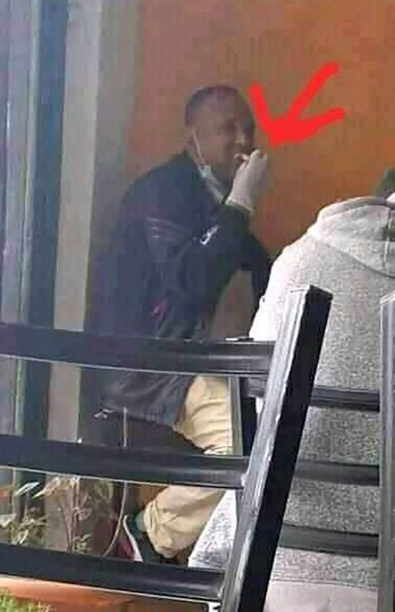 Ovaj lik nije ni skinuo rukavice dok jede.