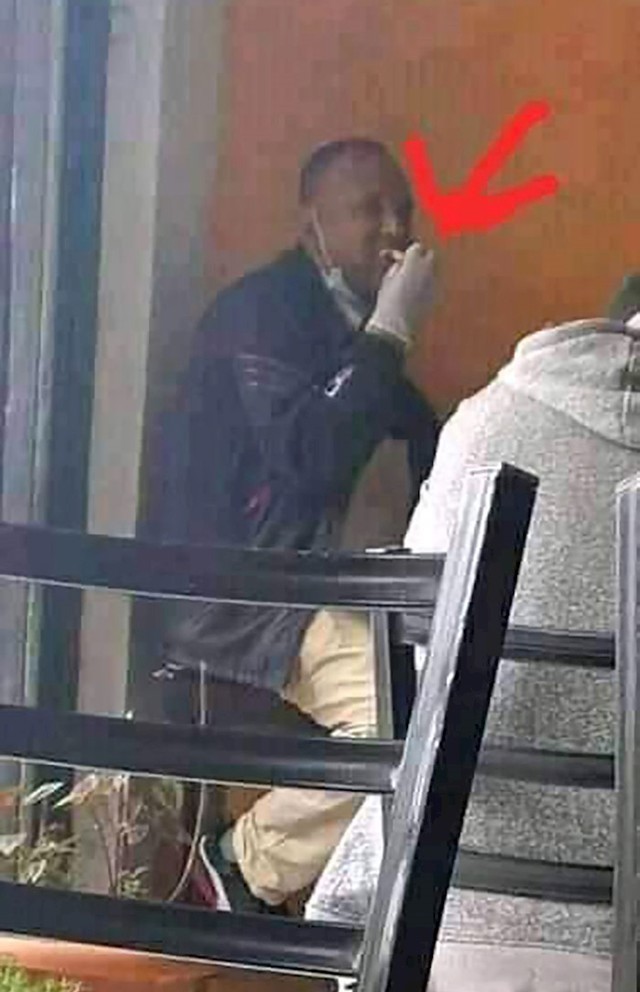 Ovaj lik nije ni skinuo rukavice dok jede.
