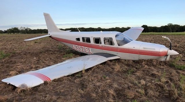 "Motor je prestao raditi dok je tata upravljao avionom. Na kraju nas je ipak uspio spustiti na jednom polju, nitko nije bio ozlijeđen."