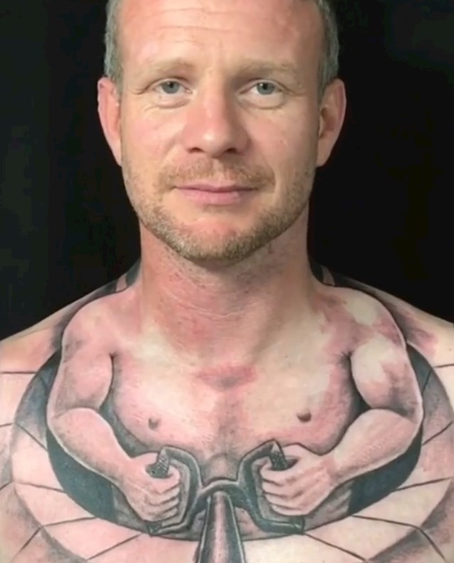 Iskoristio je svoju glavu za čudnu tetovažu.