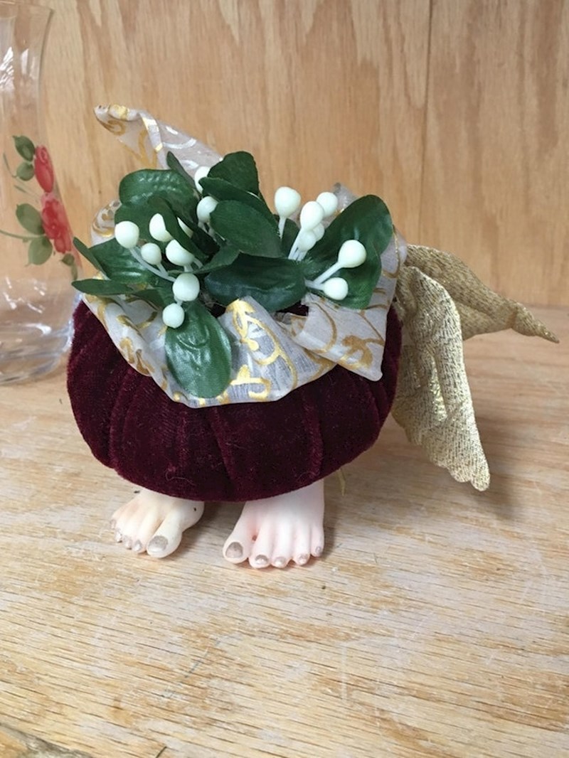 Dekorativna "stvarčica" s nogama.