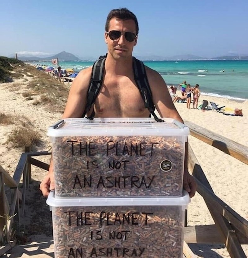 Ovaj lik skuplja opuške na plažama.